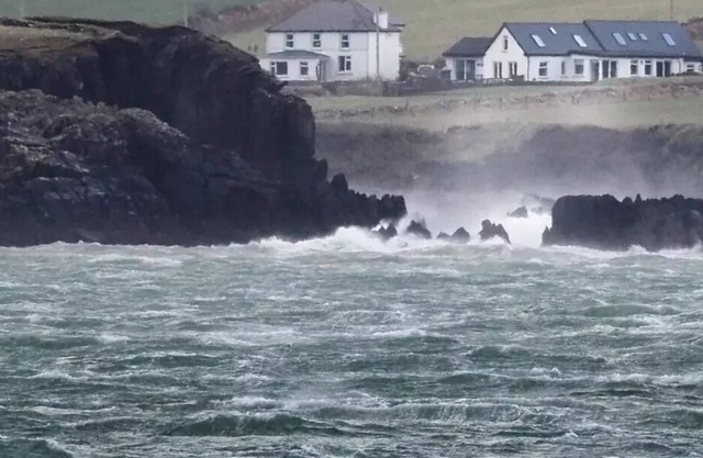 Ocean Blue Retreat; stunning harbourviews, quiet rural setting near Dingle town.