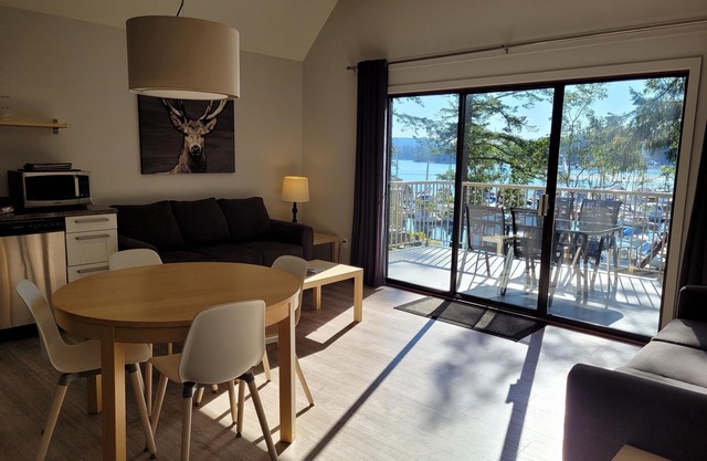 Ocean Breeze Bungalow: Relax by the Waterfront with Modern Comfort and Scenic Views