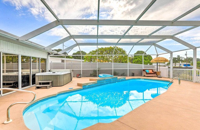 'Ocean Breeze Oasis' w/ Boat Dock & Slip on Canal!