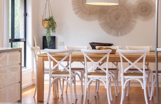 Ocean Breeze on Cooper - Stylish coastal beach house 5min walk to Boomerang Beach