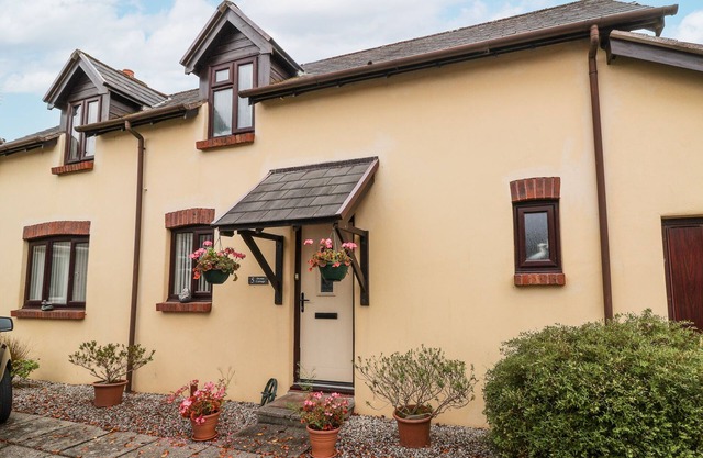 OCEAN COTTAGE, pet friendly, with open fire in Kilkhampton