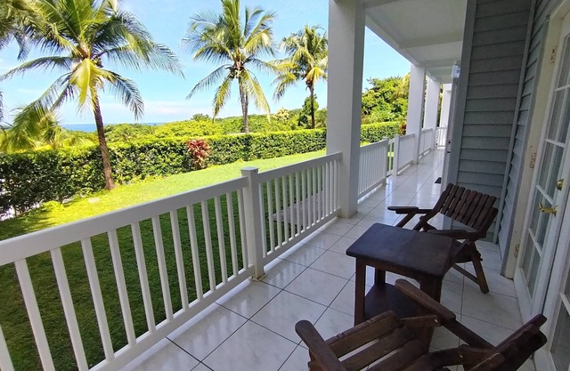 Ocean View 2 Bedroom Condo 5 Min Walk to the Beach