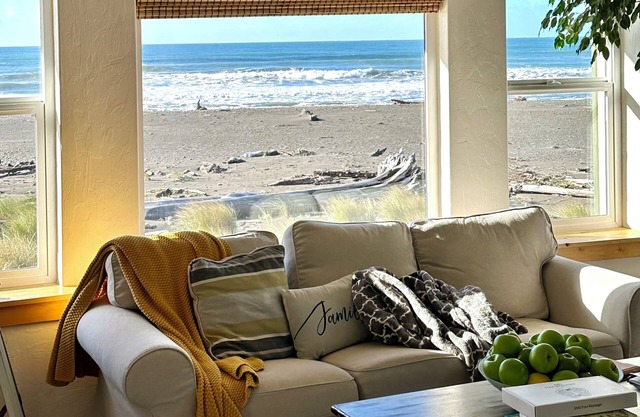 Ocean Front 3 Bedroom House with Amazing Sunsets!