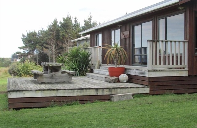 Casa de playa frente al mar con una cálida ducha exterior.