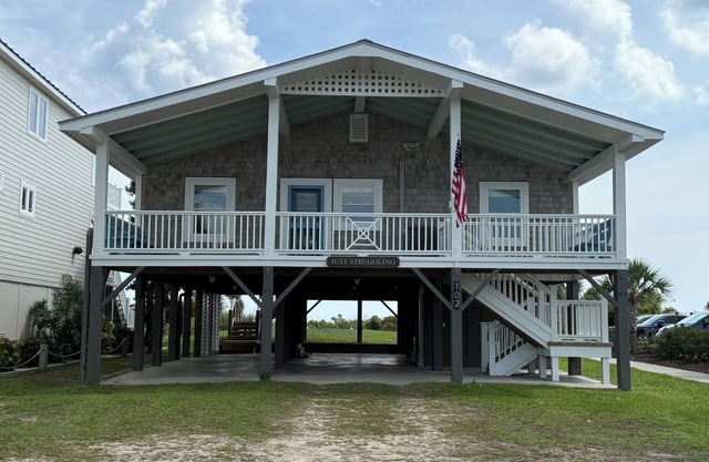 OCEAN FRONT CHARMING 4BD/2BA COTTAGE. Close to stores and pier! INCLUDES LINENS