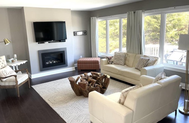 Ocean Front Cottage With Access To Small Beach, Minutes To Cavendish