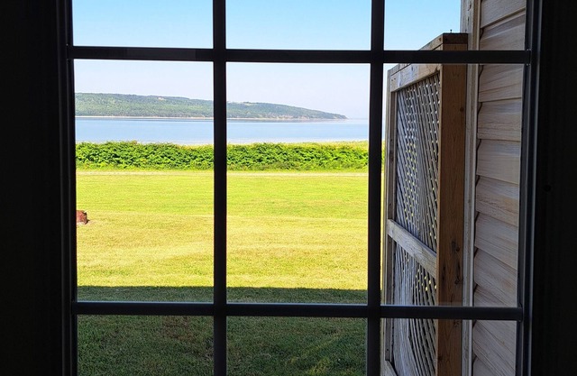 Ocean front cottage on ceilidh trail. 5 min to Port Hawkesbury.