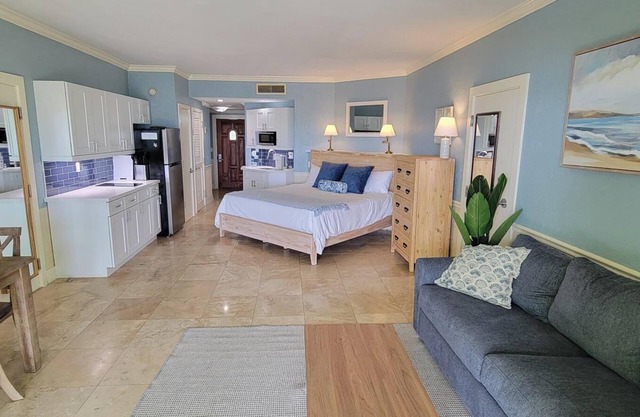Ocean Front Cottage with Kitchen - Old Bahama Bay Resort. Dockage Available