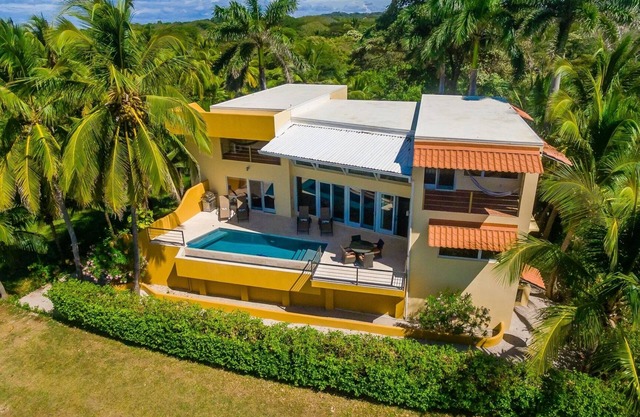 CASA SOMOS UNO Elegancia frente al mar en Playa Negra,