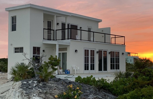 Ocean Front facing the Tropic of Cancer Beach !!