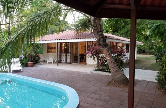 Casa frente al mar! Playa Bandera, Parrita, Costa Rica - WIFI gratuito. ¡Prueba el surf!