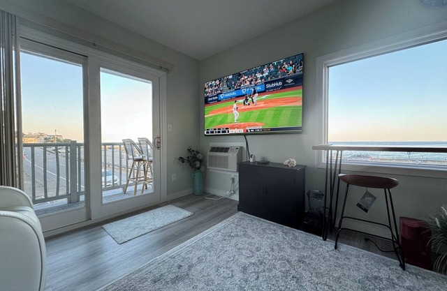 Ocean Front Penthouse Suite Magnificent Oceans views & King Bed