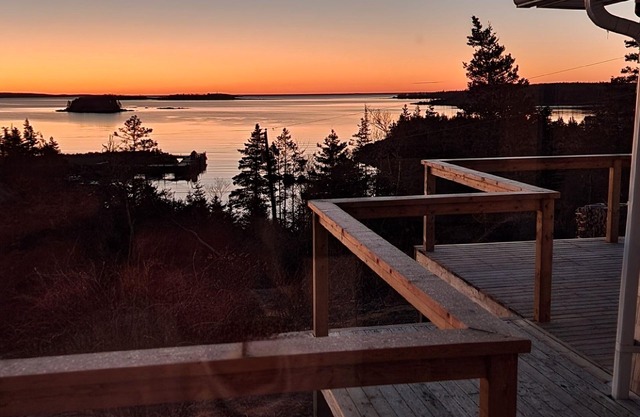 Ocean front retreat and spa - 5min to Taylor Head park