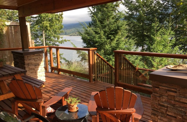 Frente al mar, vistas espectaculares, a minutos de Sechelt, un Sunshine Coast Hub.
