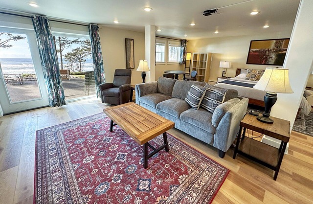 Ocean Front Studio, Heron at Oregon House, Stairs to the Beach!