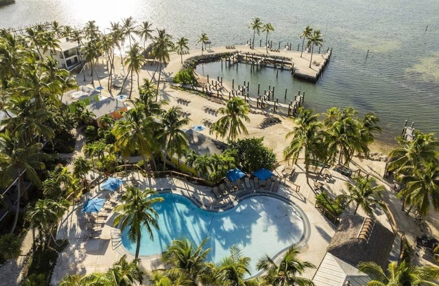 Ocean Front Studio w/Kitchenette, Pool, Free Parking & Pet Friendly