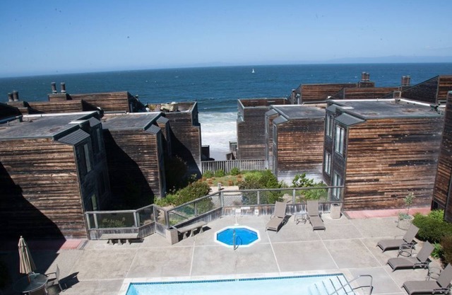 Ocean Harbour 110 - Monterey Condo - Oceanview, Surf Sounds