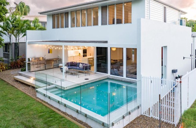 Ocean House - 4 BR with Media Room & Private Pool - 100m to Beach
