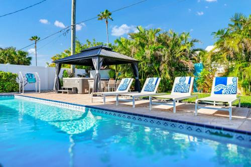Ocean house with Hot Tub and Heated pool ! Beach 1 minute walk !