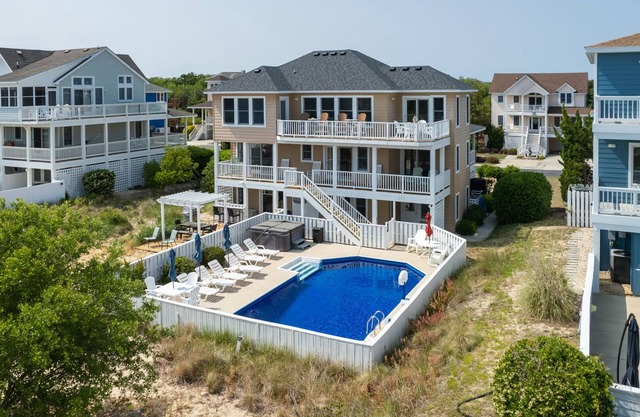 Ocean Journey 7B/9B Pool, Hot tub, Walk to Beach in the Heart of Duck