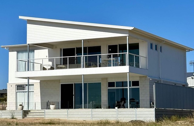 Ocean & Main - Brand new luxury beach front accommodation