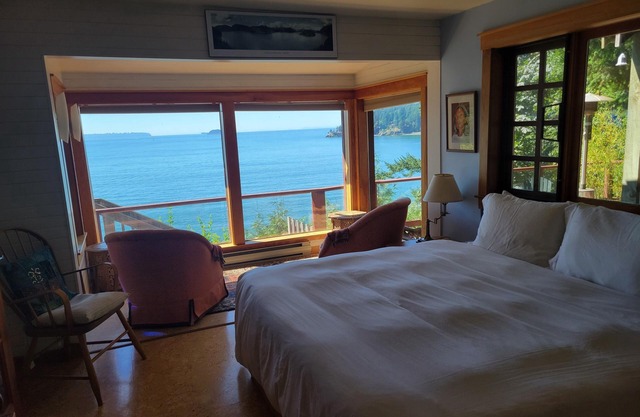 Ocean & Mountain View Cabin