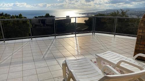 Ocean & Mountain View Apartment