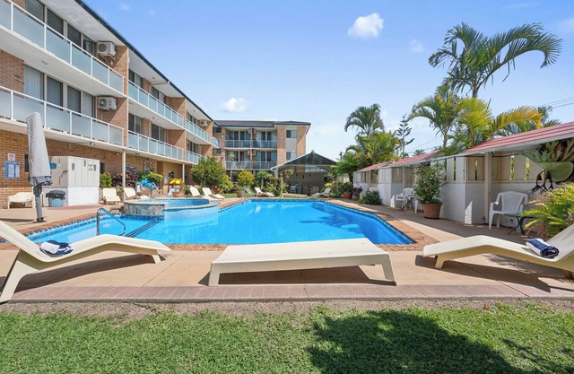 Ocean Parade 10 – Retro Coastal Apartment Opposite Park Beach