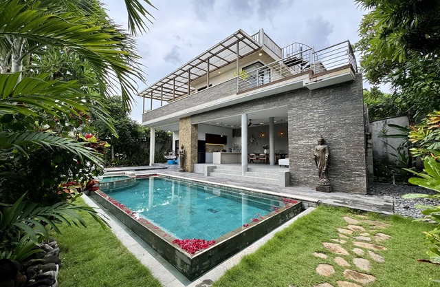 Ocean view 2-bedrooms Yudistira villa 50m from the beach