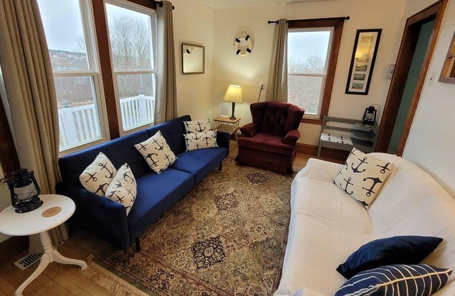 Ocean view 3 bdrm cottage near Seal Cove Beach. Full kitchen, sleeps 6.