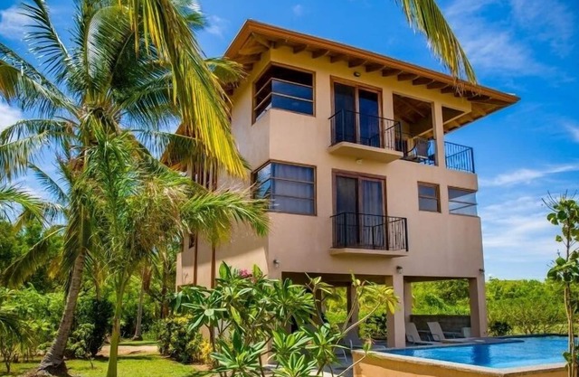 3 habitaciones, 2 baños con increíbles vistas al mar y piscina