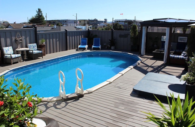 ¡Vista al mar de 3 habitaciones con piscina! Pasos a la playa. Alquiler mensual solamente.