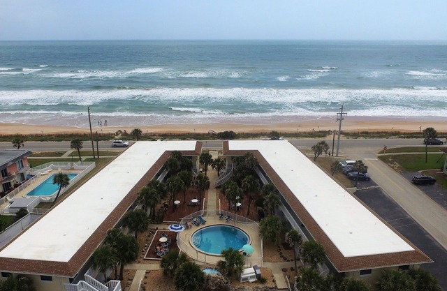 OCEAN VIEW CONDO w/ Pool, Cable, Wifi, BEACH ACCESS. Ormond-by-the-Sea