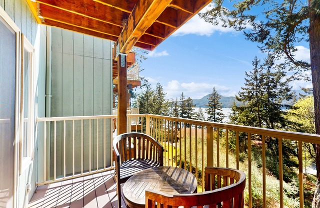 Ocean view condo with balcony & peaceful location near Moran State Park