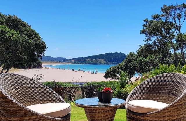 Frente a la playa, a estrenar con impresionantes vistas de Hot Water Beach