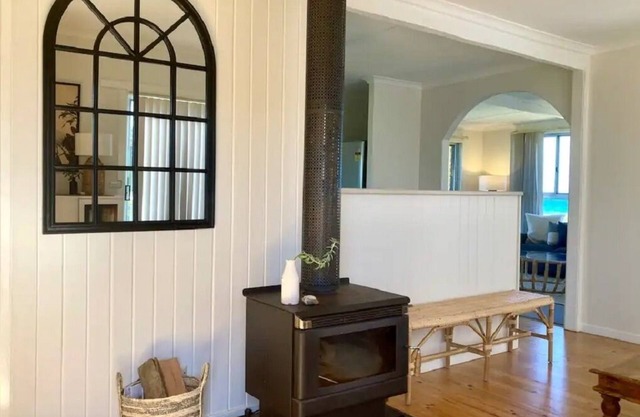 Ocean view cottage 5 minute walk from beach!
