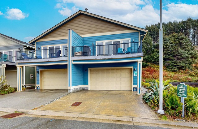 Ocean View, Dog-Friendly Townhouse w/ Fireplace, WiFi - Beach Across the Street
