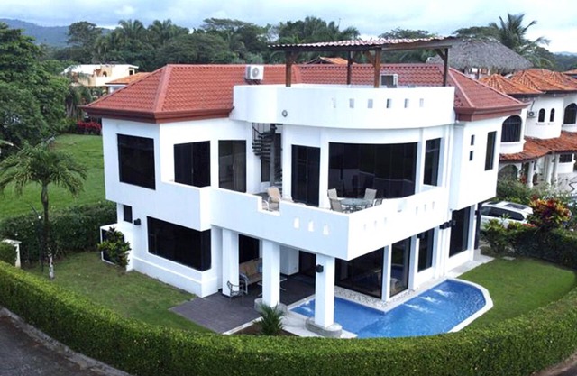 Beautiful Ocean-View Vacation Home! 4 dormitorios, terraza en la azotea, solárium, A / C + MÁS!