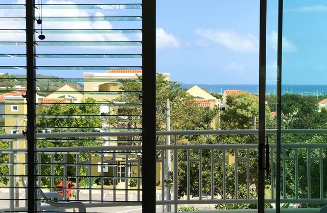 Vista al mar en este espacioso condominio estilo centro turístico con electricidad, agua y wifi.