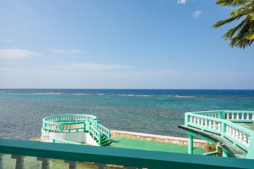 Ocean View King Room at Sahara Hotel
