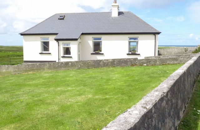 OCEAN VIEW, pet friendly, with open fire in Louisburgh, County Mayo