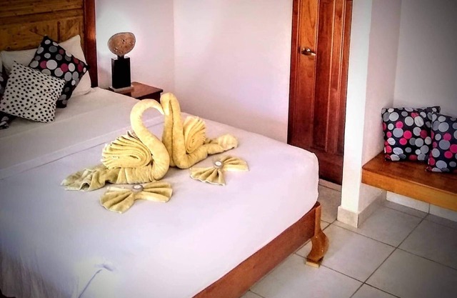 Traje Queen con vista al mar y baño privado.