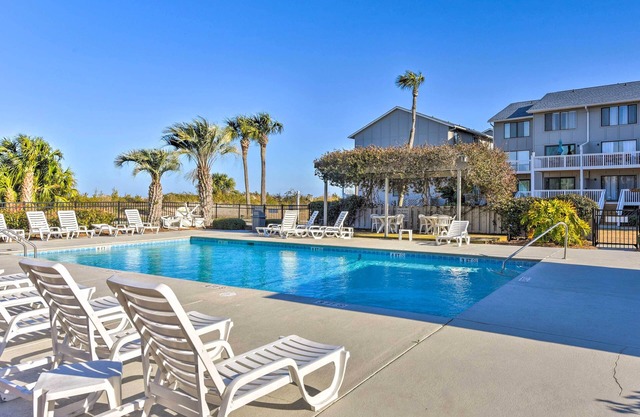 Ocean-View Saint Helena Island Condo - Pool Access