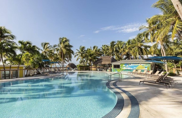 Ocean view Studio w/kitchenette, Pool, Free Parking & Pet Friendly