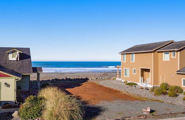 Ocean-view townhome with fireplace & W/D - easy beach access