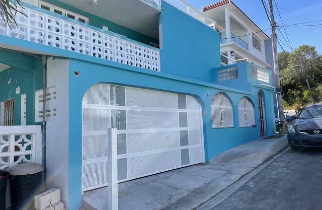 Impresionante villa con vista al mar con cubierta superior en la azotea - ubicación perfecta (unidad de arriba)
