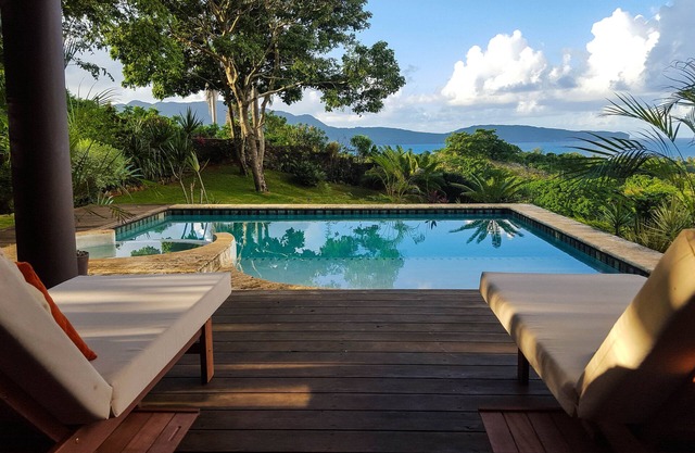 Villa con vista al mar y piscina