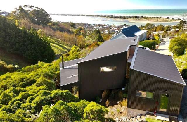 Ocean Views at Rapanui Lodge- 4BR Gem with Parking