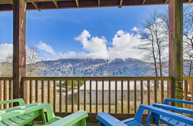Ocean Views & Huge Deck – Walk to Beach & Trails!