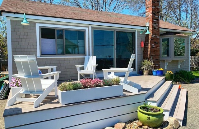 Ocean Views in this Charming 2 bedroom Cottage
